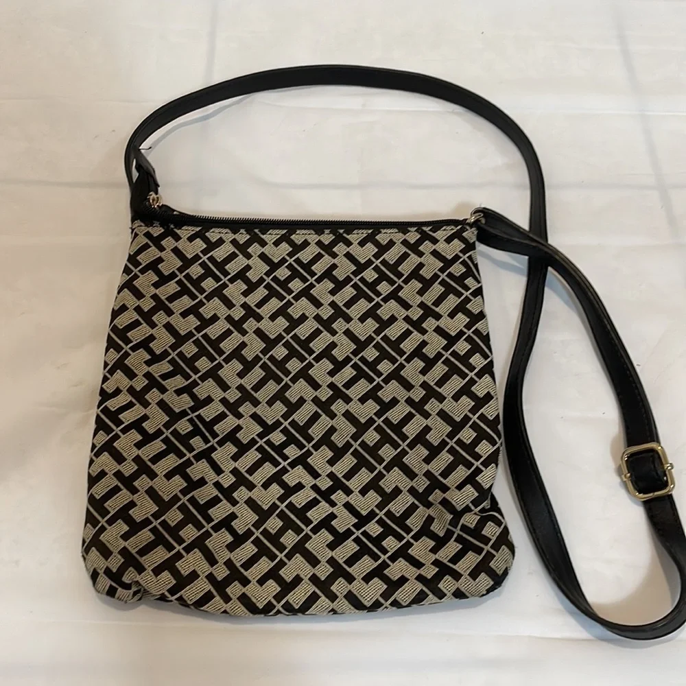 Tommy Hilfiger women’s strapped cross bag - Picture 5 of 8